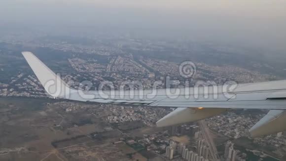空中飞机飞机窗户日落城市建筑4视频的预览图