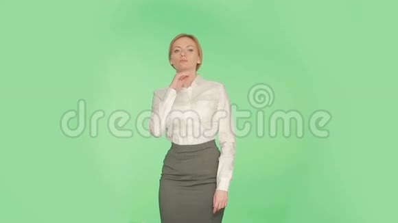 女人的诱惑姿态一个穿上衣的女孩孤立在绿色背景上视频的预览图