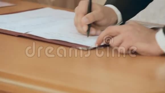 新郎在婚礼上在书上签名视频的预览图