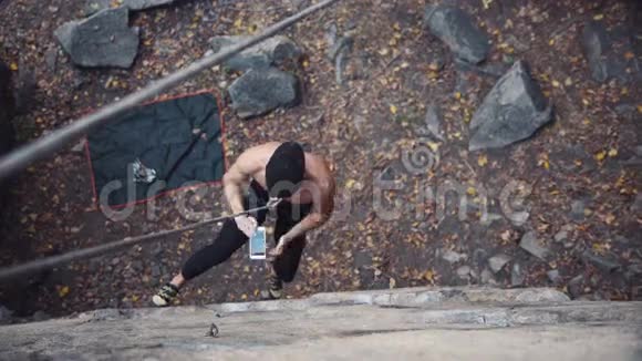 强壮的上身攀岩者在岩石上拍照自拍视频的预览图