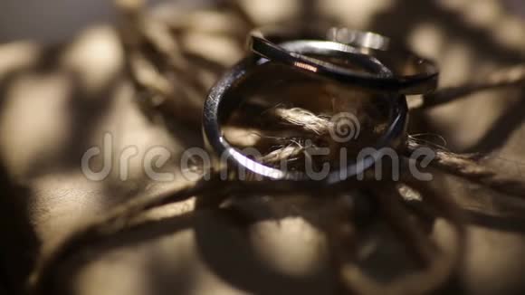 两枚结婚金戒指和星星的轮廓视频的预览图