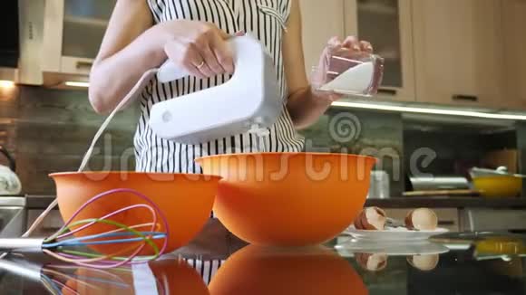 女人把糖倒进碗里混合烹饪蛋糕的原料视频的预览图