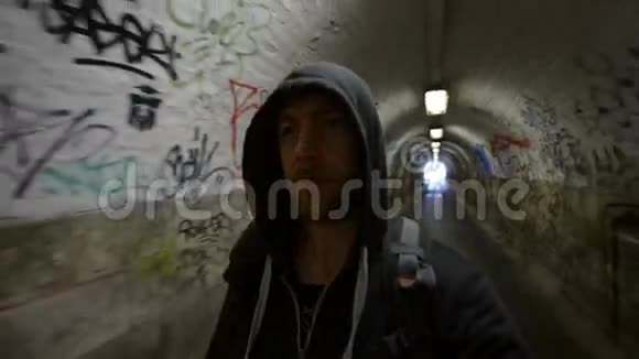 有人在地下隧道里做动作视频的预览图