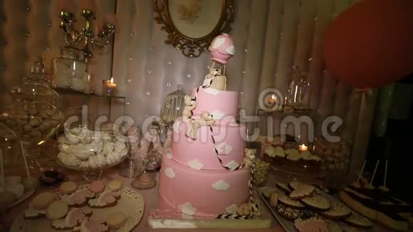 一个带熊的孩子的蛋糕一个大的粉红色蛋糕一个孩子的生日蛋糕视频的预览图