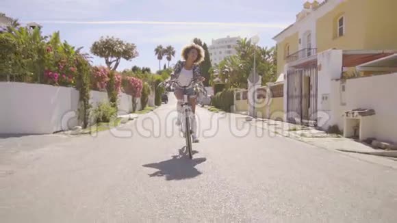 骑脚踏车的女孩视频的预览图