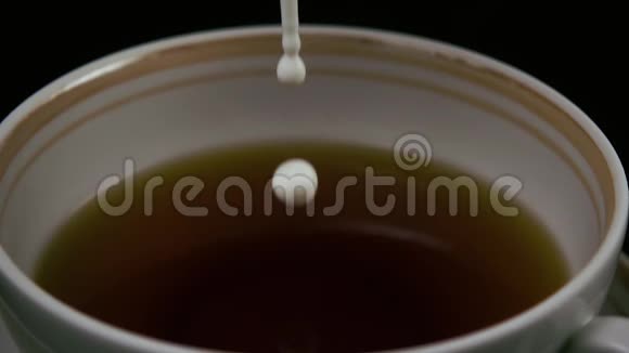 在茶中倒牛奶扔糖慢动作视频的预览图