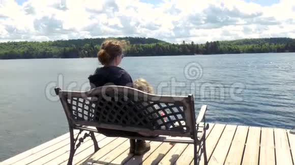 坐在格鲁吉亚湾码头长椅上的母亲和儿童视频的预览图