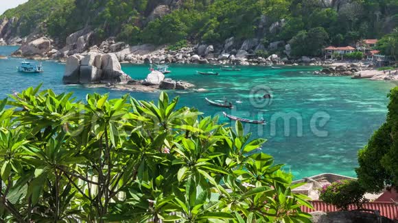 泰国Koh陶AmaingTanote湾他的美丽的珊瑚礁巨大的花岗岩块和长尾船在锚处视频的预览图