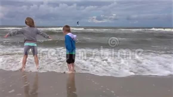 海滩上的小兄弟视频的预览图