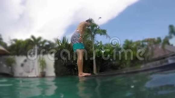 年轻人跳进游泳池夏天的热带别墅派对假期视频的预览图