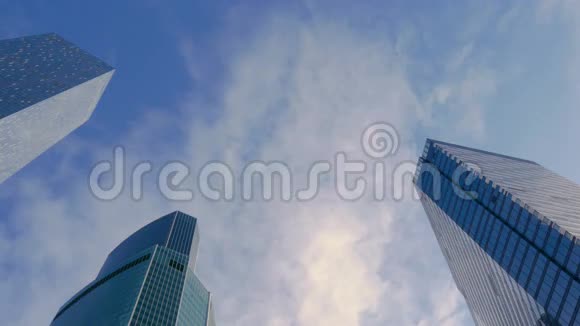 商务办公室所在的现代高层建筑对着蓝天游美丽的云视频的预览图