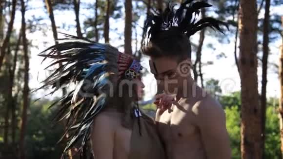 美丽的美国土著印第安人男女在森林里穿着传统服装视频的预览图