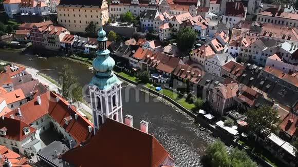 捷克的CeskyKrumlov高角度鸟瞰图视频的预览图
