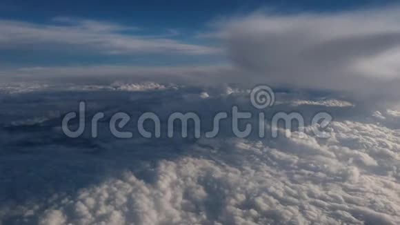 从高空拍摄的美丽的云视频的预览图