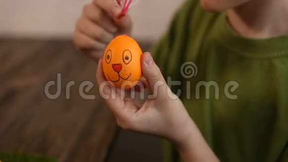 复活节彩蛋装饰背景中的孩子画彩蛋视频的预览图