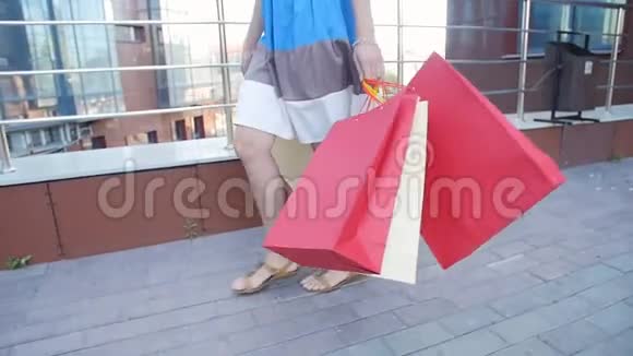 购物后带包裹的快乐女孩视频的预览图