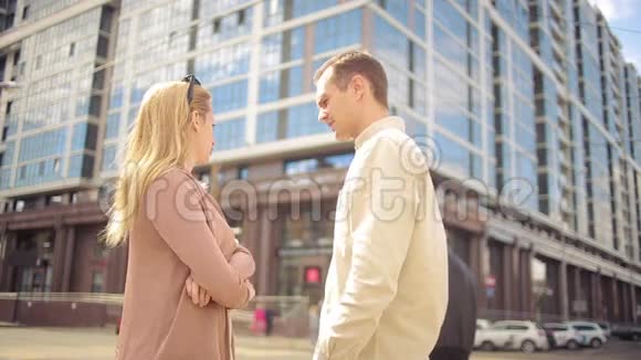 男人问女孩路女人指明了方向街上的人视频的预览图