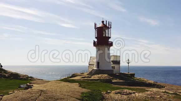 南挪威夏季林德斯尼斯灯塔录像空中射击洛基海岸和蓝天视频的预览图