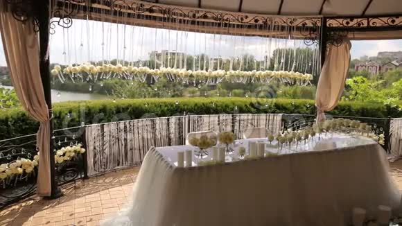 婚礼桌装饰用新鲜的白玫瑰视频的预览图