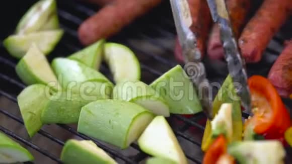 在户外烧烤上烤蔬菜蔬菜用木炭烤蔬菜在烤架上烤着视频的预览图
