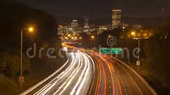 84号州际公路班菲尔德高速公路上的交通灯道在夜间1080p时与波特兰市区天际线的时间间隔视频的预览图