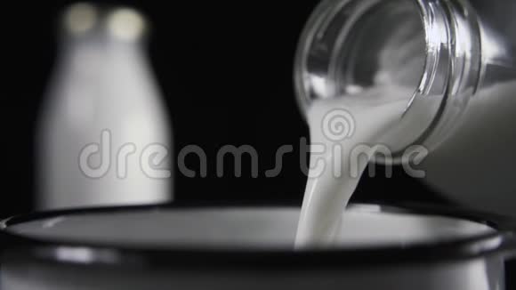 慢动作玻璃瓶中的牛奶倒入杯子视频的预览图