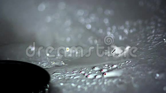 水滴落在水缸上视频的预览图