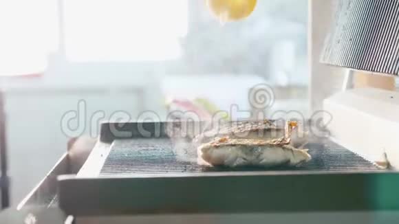 一份鲜鱼牛排是在热烤架上煎的有香气和烟雾视频的预览图