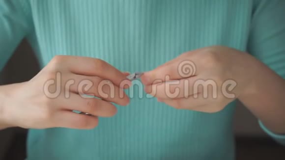 女人用镊子做指甲视频的预览图