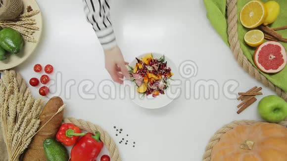 顶部的女人手拿盘子和沙拉并把它放回去健康生活方式饮食视频的预览图