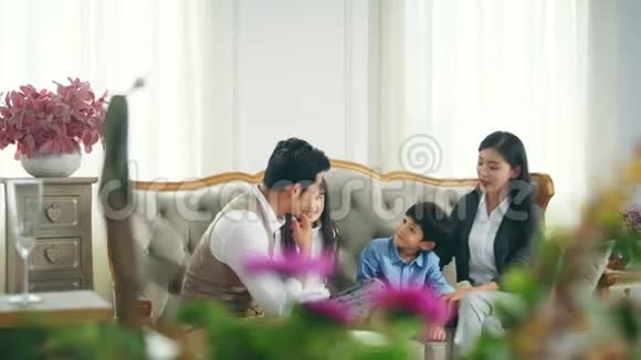 有两个孩子在家玩的亚洲家庭视频的预览图