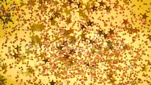 金色的星星在黄色的背景上闪闪发光圣诞节和新年的概念带有复印空间的节日背景视频的预览图