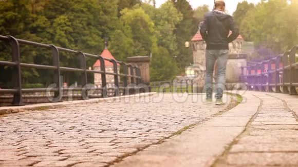光学耀斑效应视频一名男子沿着古老的历史大坝行走视频的预览图