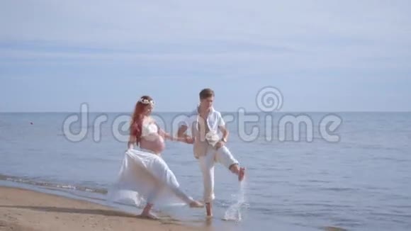 喜欢在海边玩的情侣怀孕夫妇泼水视频的预览图