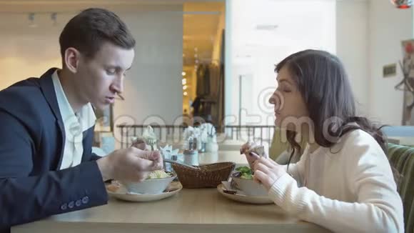 商务午餐咖啡馆里的年轻男女视频的预览图