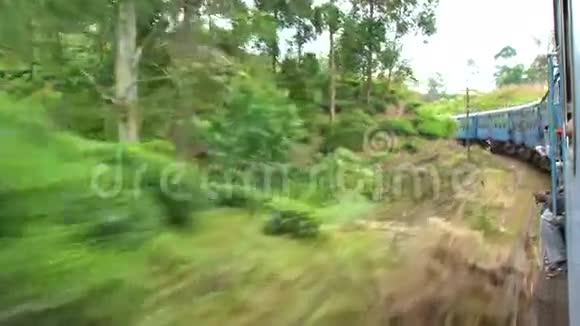 火车穿过高地和茶庄视频的预览图