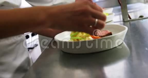 精心打造的厨师队伍视频的预览图