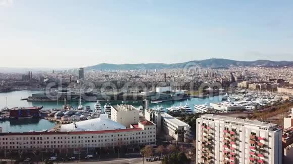 带海湾和游艇的城市俯视图库存美丽的城市港口鸟瞰白色游艇和视频的预览图