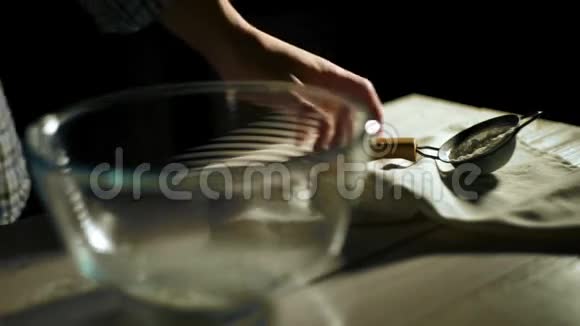 人用手把面粉通过筛子倒入玻璃碗里食品成分视频的预览图