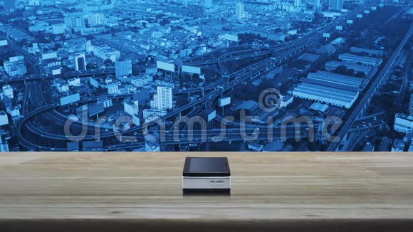 在城市大厦街道高速公路和摩天大楼的木桌上下载现代智能手机屏幕上的平面图标Technology视频的预览图