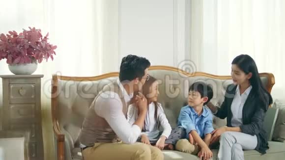 有两个孩子在家玩的亚洲家庭视频的预览图