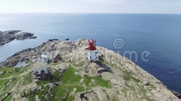 南挪威夏季林德斯尼斯灯塔录像空中射击洛基海岸和蓝天视频的预览图