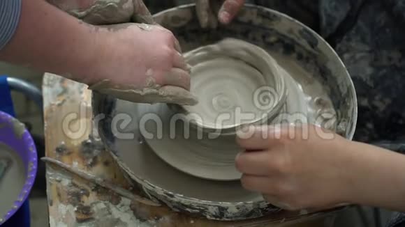 主瞳在生产车间陶轮上制作陶瓷碗的俯视图视频的预览图