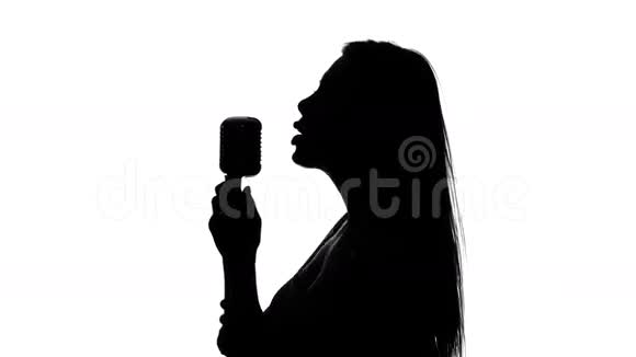 女人唱着歌摇着头发快关门剪影白色视频的预览图