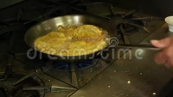 烹饪施尼泽尔视频的预览图