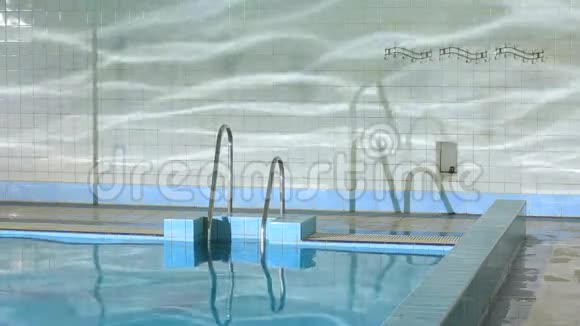 游泳池墙壁上的水光反射视频的预览图