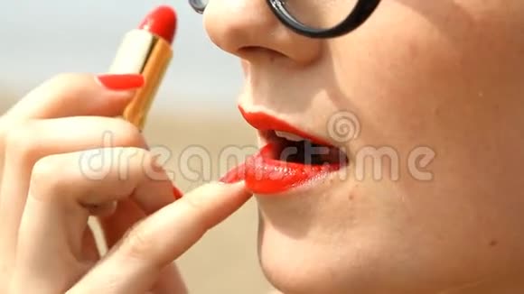 女人抽唇口红视频的预览图
