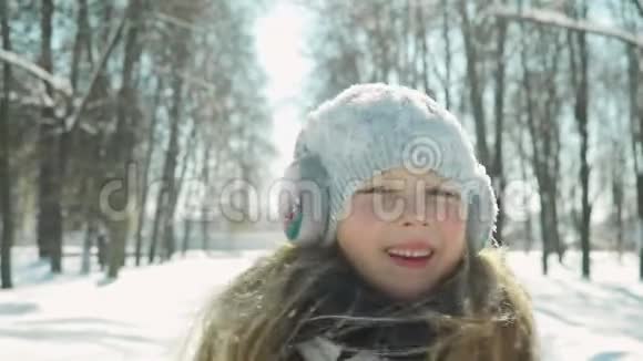 儿童在冬季公园玩耍视频的预览图