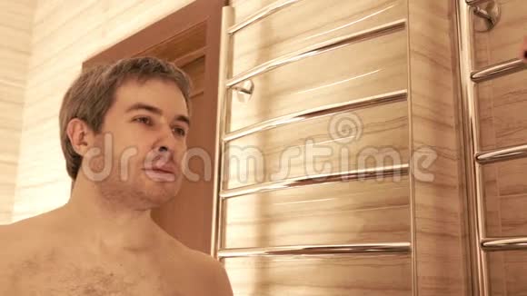 有着白发的帅哥在浴室里喷香水超级慢动作镜头视频的预览图