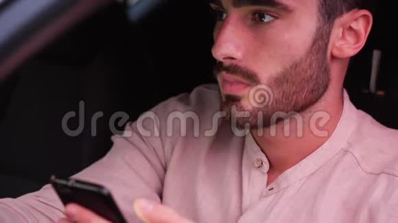 年轻人用手机开车视频的预览图